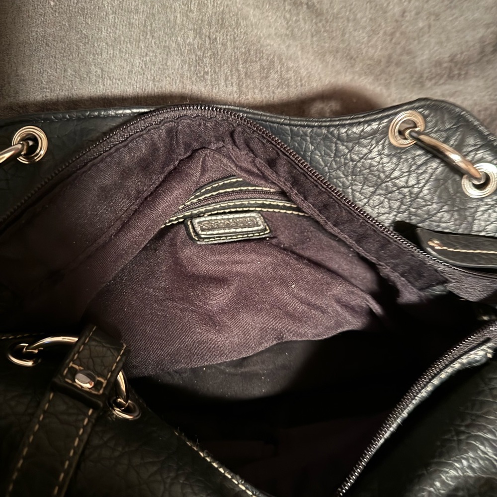 Selling this thrifty bag it has lots of storage with good working zippers
